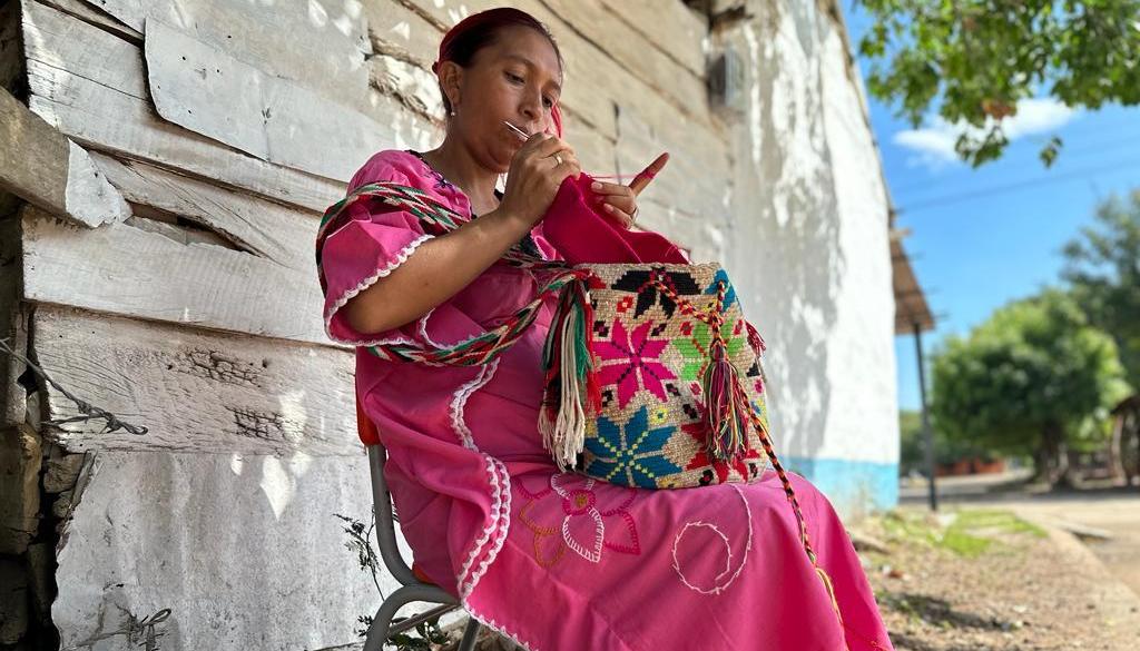 Uno de los objetivos del proyecto es preservar las técnicas y estilos tradicionales de las artesanías locales.