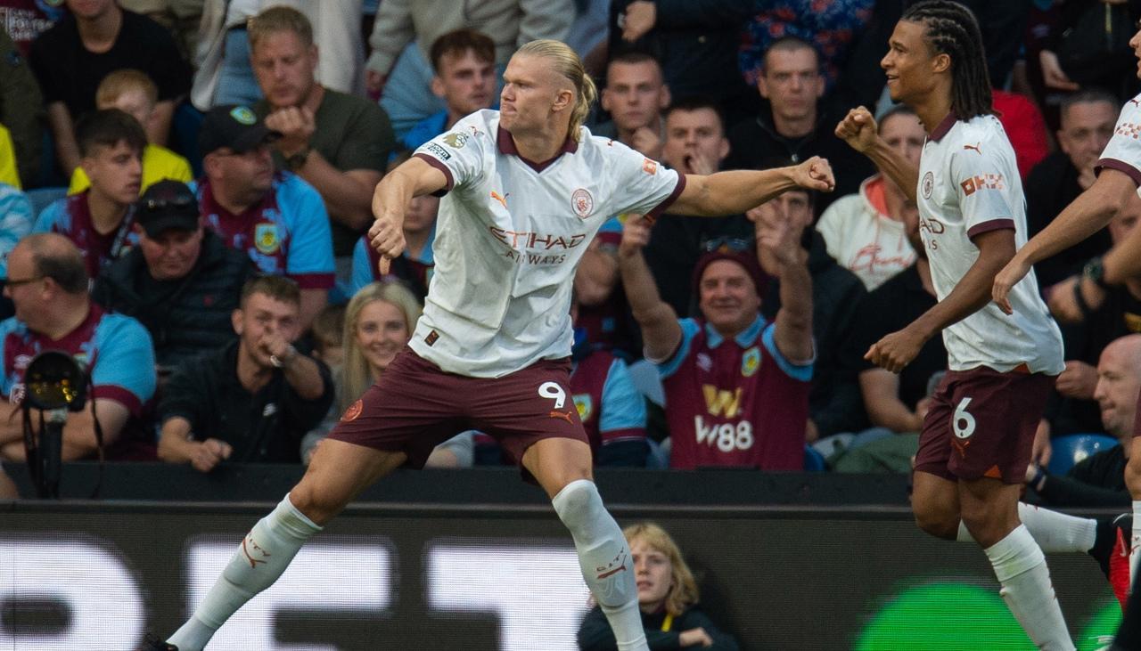 Erling Haaland celebra tras marcar su primer gol ante el Burnley.
