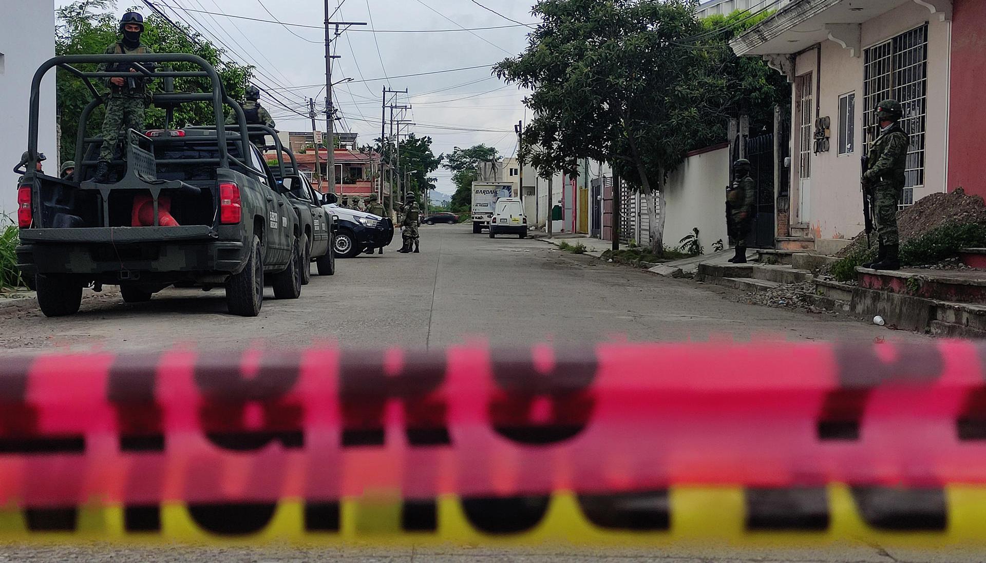 El Ejército vigila la zona en donde se localizaron varios cuerpos desmembrados, en Poza Rica, estado de Veracruz.