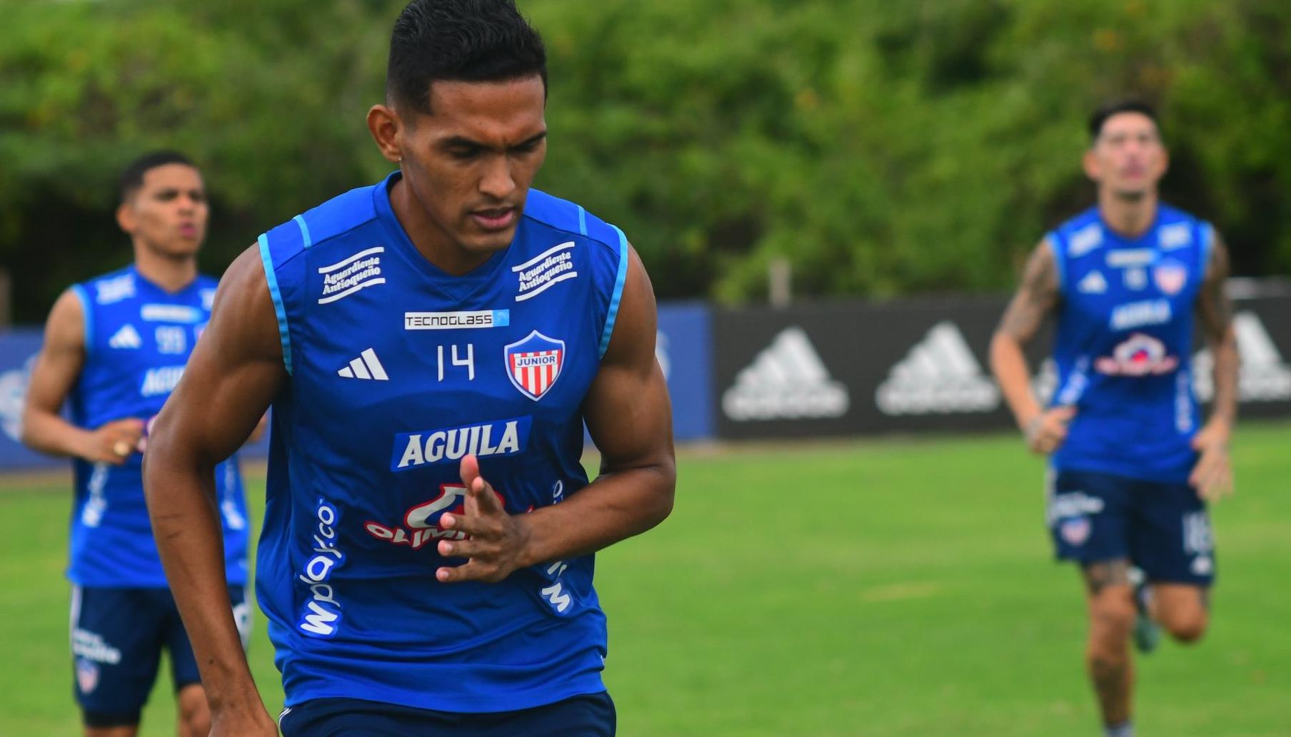 Hómer Martínez se ha afianzado en la zona media del Junior.