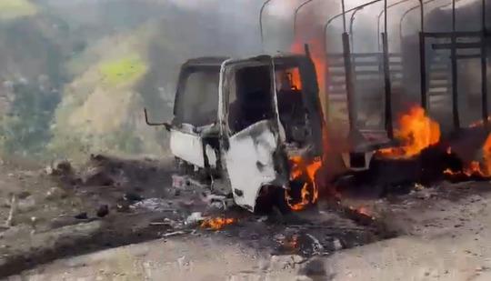 Momento exacto en el que uno de los camiones arde en llamas.