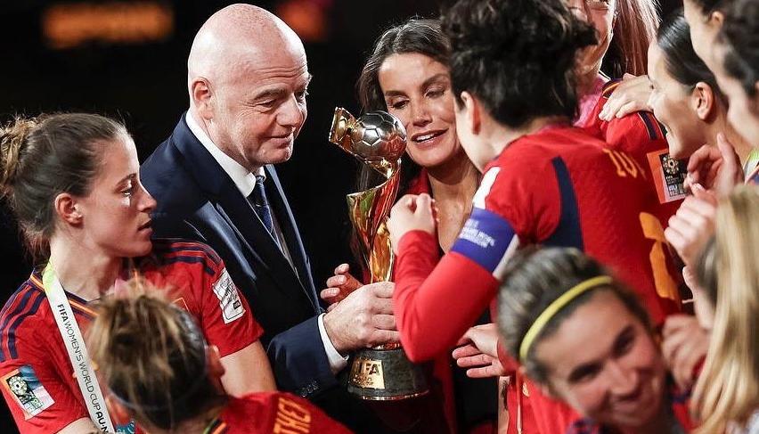 Gianni Infantino durante la premiación a la selección española femenina.
