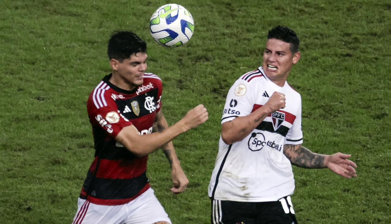 James Rodríguez disputa la pelota con Ayrton Lucas, de Flamengo. 