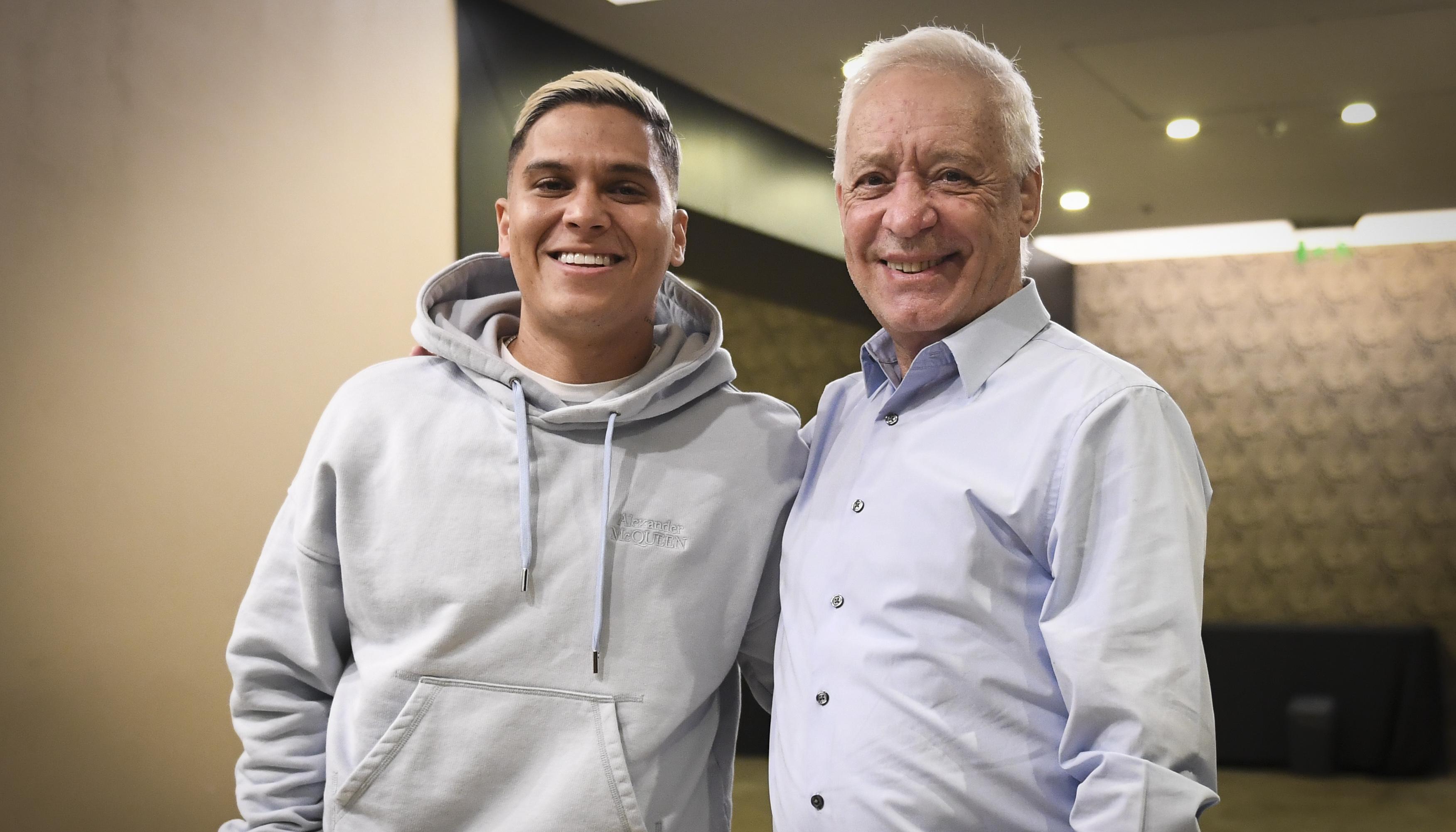 Juan Fernando Quintero con el presidente de Racing, Víctor Blanco. 