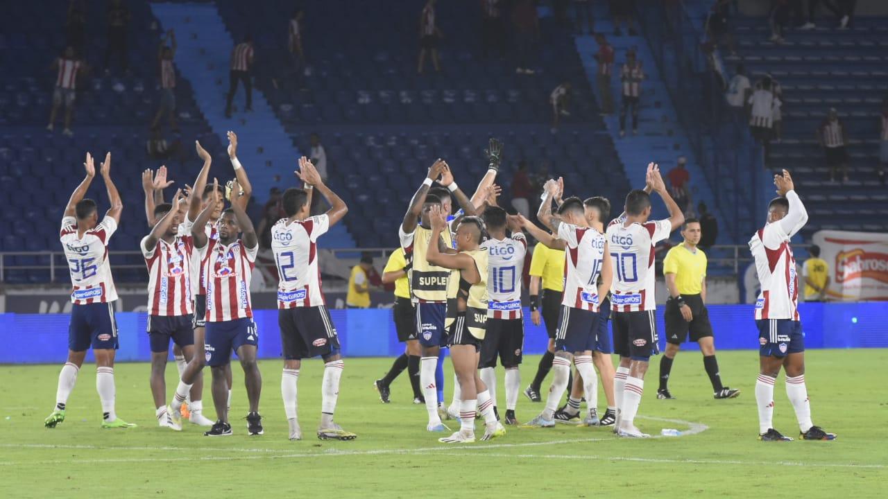 El onceno tiburón aplaude mientras la tribuna hace lo mism en una noche inolvidable