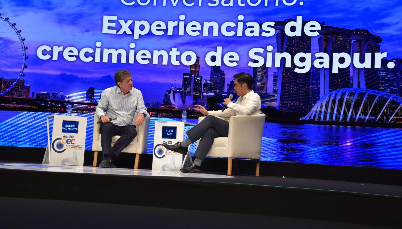 Bruce Mac Master en un conversatorio llamado "Experiencias de crecimiento de Singapur".