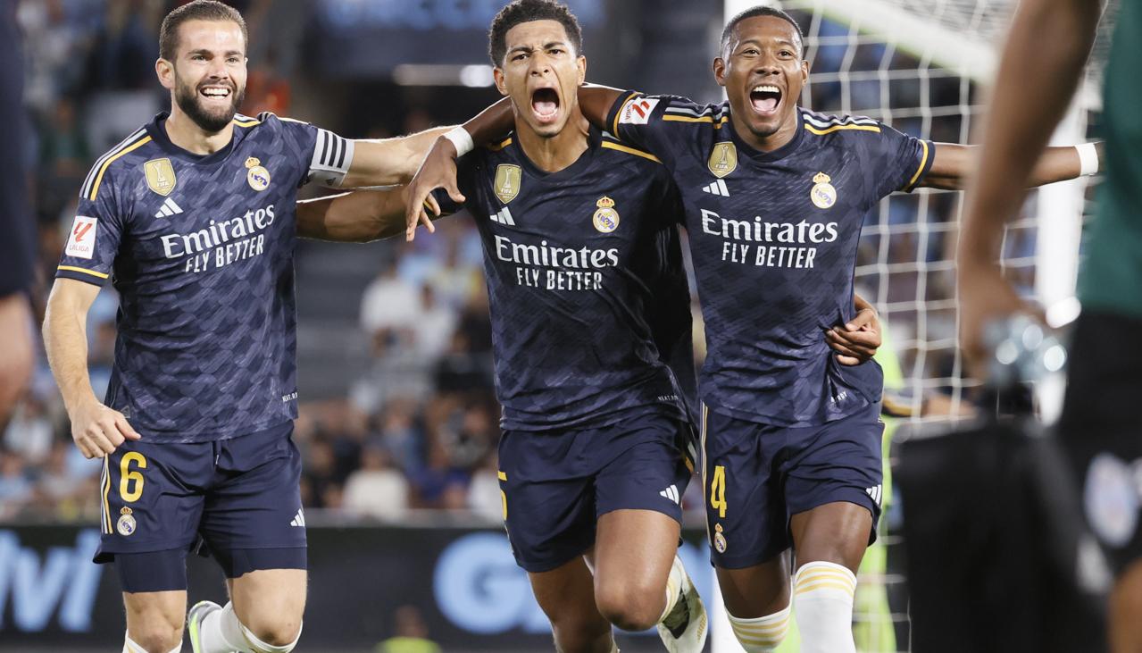 Jude Bellingham (centro) celebra el gol del triunfo con Nacho y David Alaba.