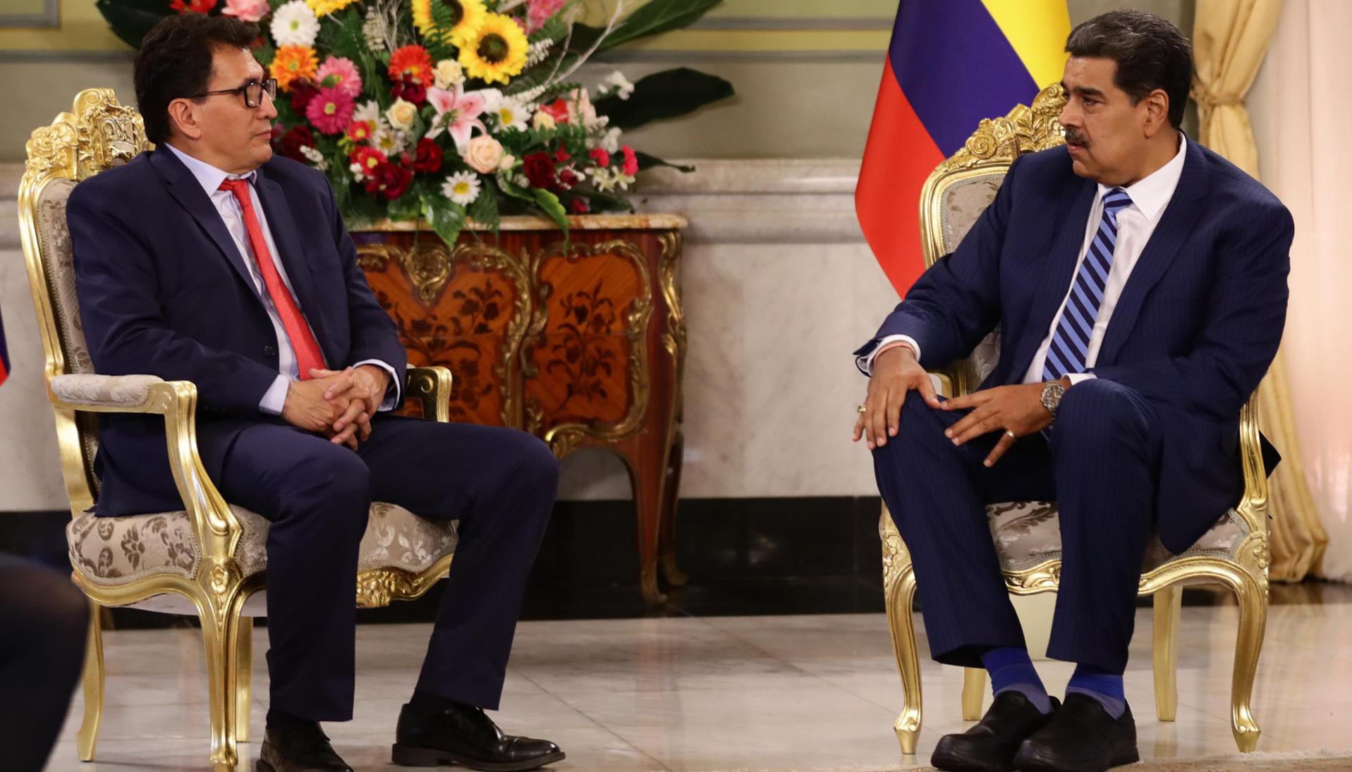 El presidente de Venezuela Nicolás Maduro habla con el nuevo embajador de Colombia en Venezuela Milton Rengifo
