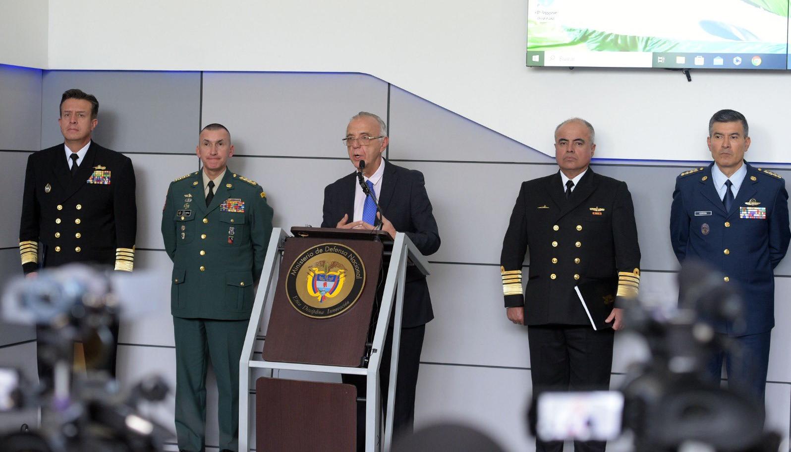 El Ministro de Defensa, Iván Velásquez, en la rueda de prensa juno a Fuerzas Militares y Policía