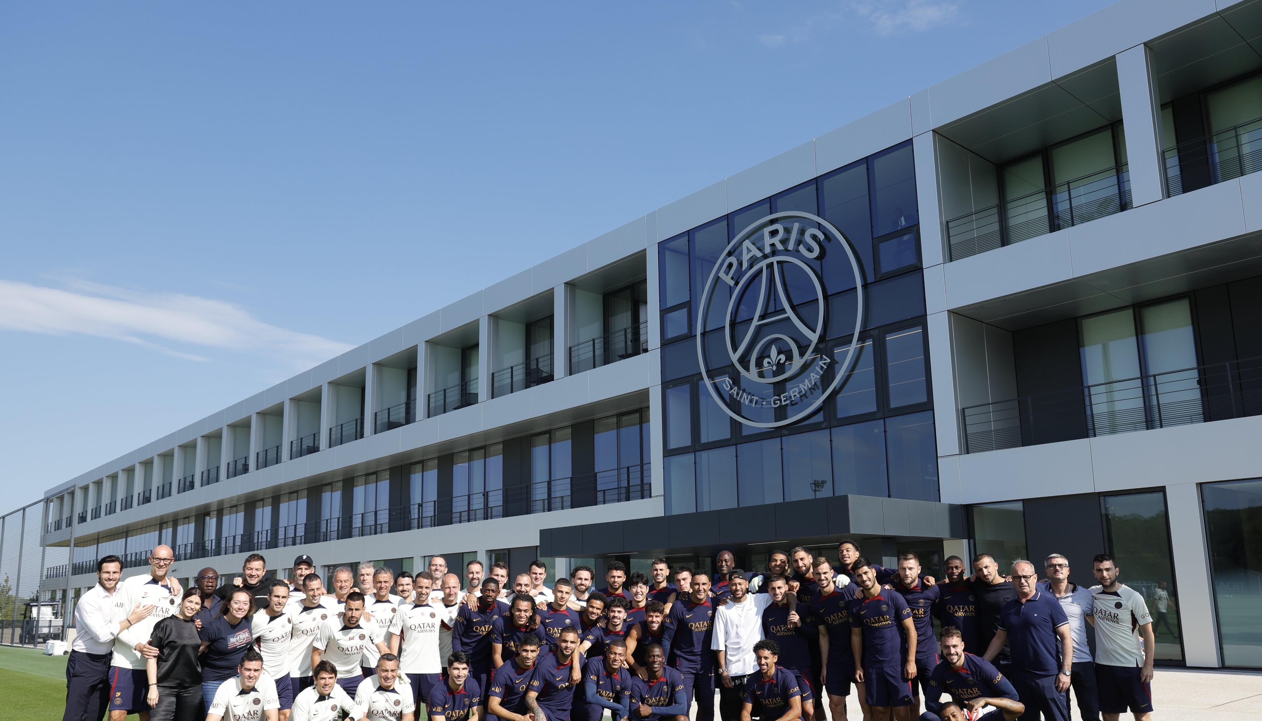 Neymar posando con sus antiguos compañeros en el PSG.