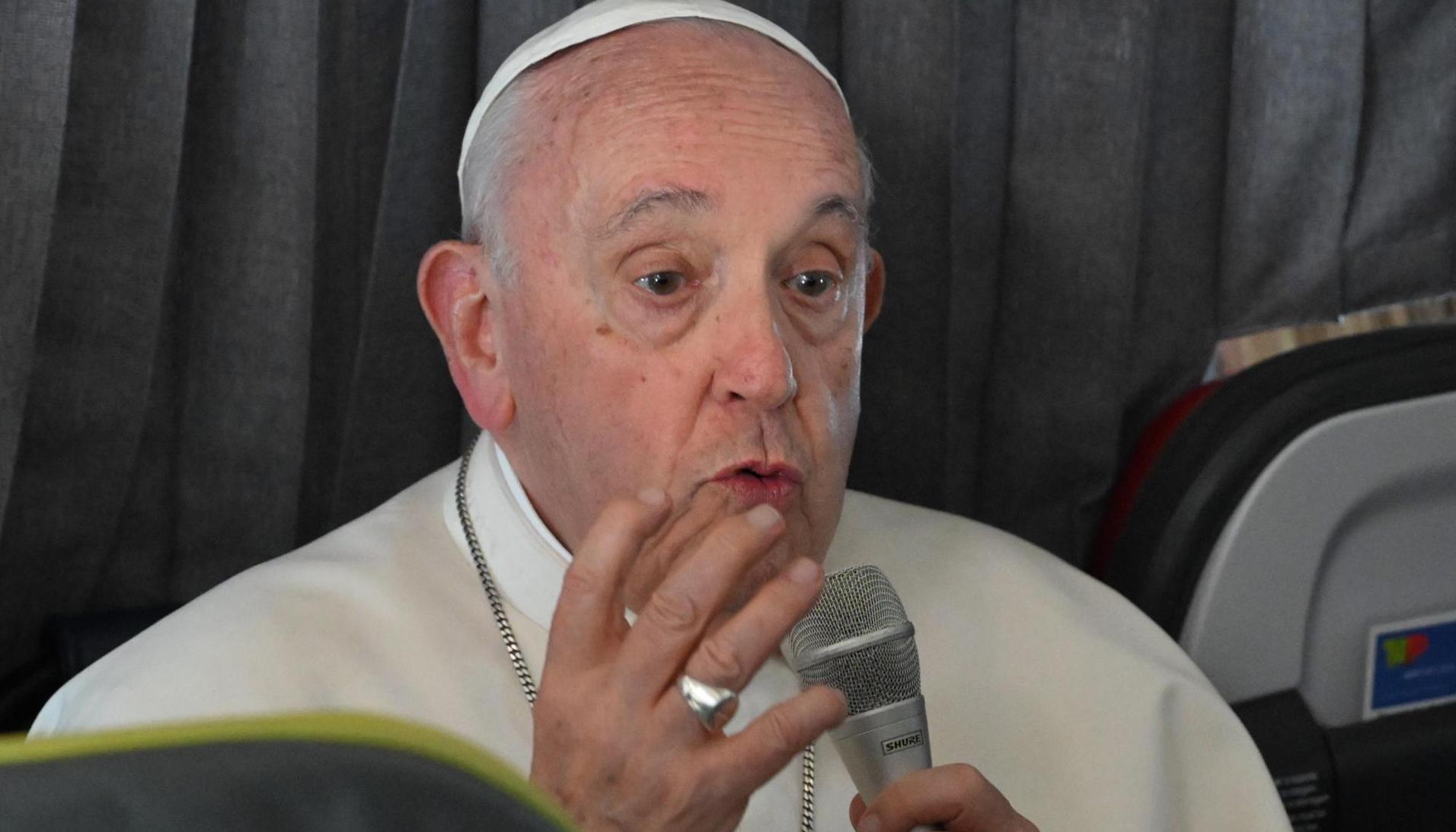 Francisco habla con los periodistas en el vuelo papal de regreso a Roma.