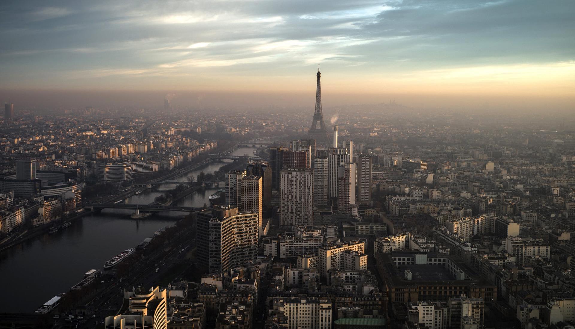Vista aérea de la ciudad de París con su representativa torre Eiffel