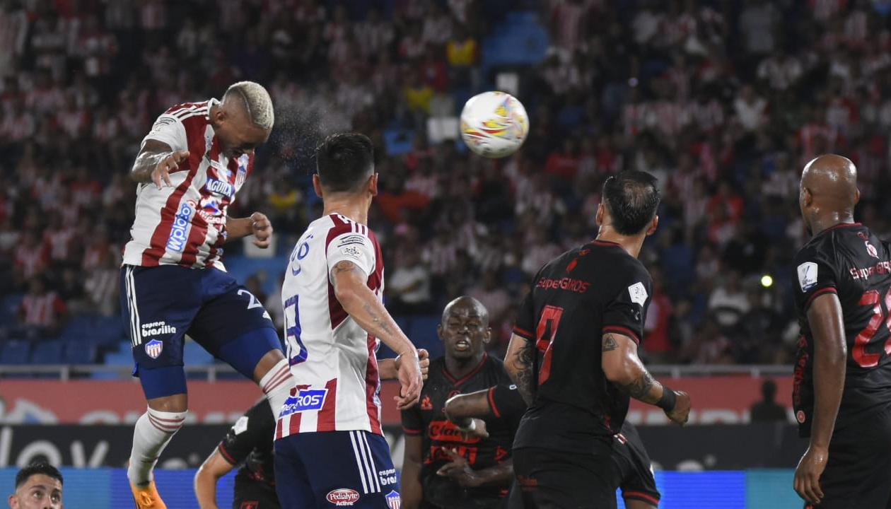 Jermein Peña, uno de los mejores de Junior, tuvo este cabezazo que se perdió por centímetros.