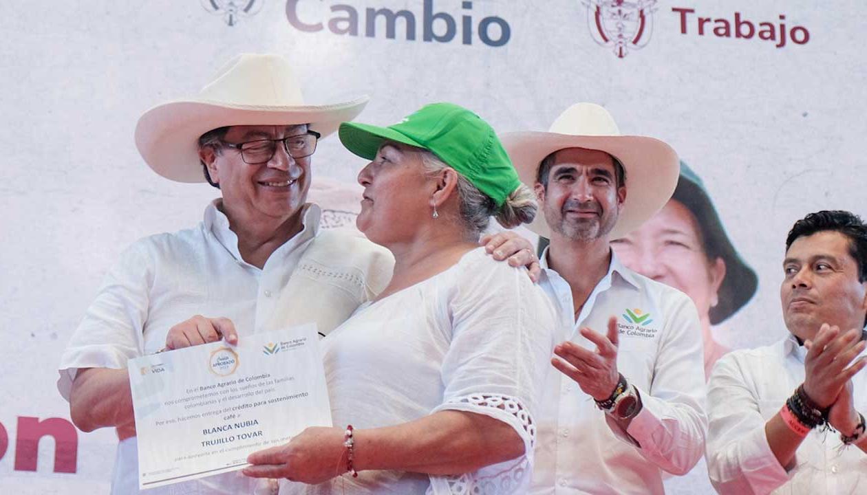  El Presidente Petro entregó a mujeres y jóvenes rurales de Pitalito (Huila) créditos del Banco Agrario para para fortalecer la economía popular