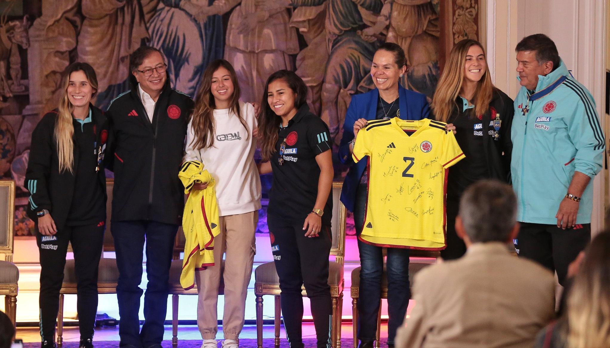 Gustavo Petro con las jugadoras Daniela Montoya, Leicy Santos, Catalina Pérez y el técnico Nelson Abadía.