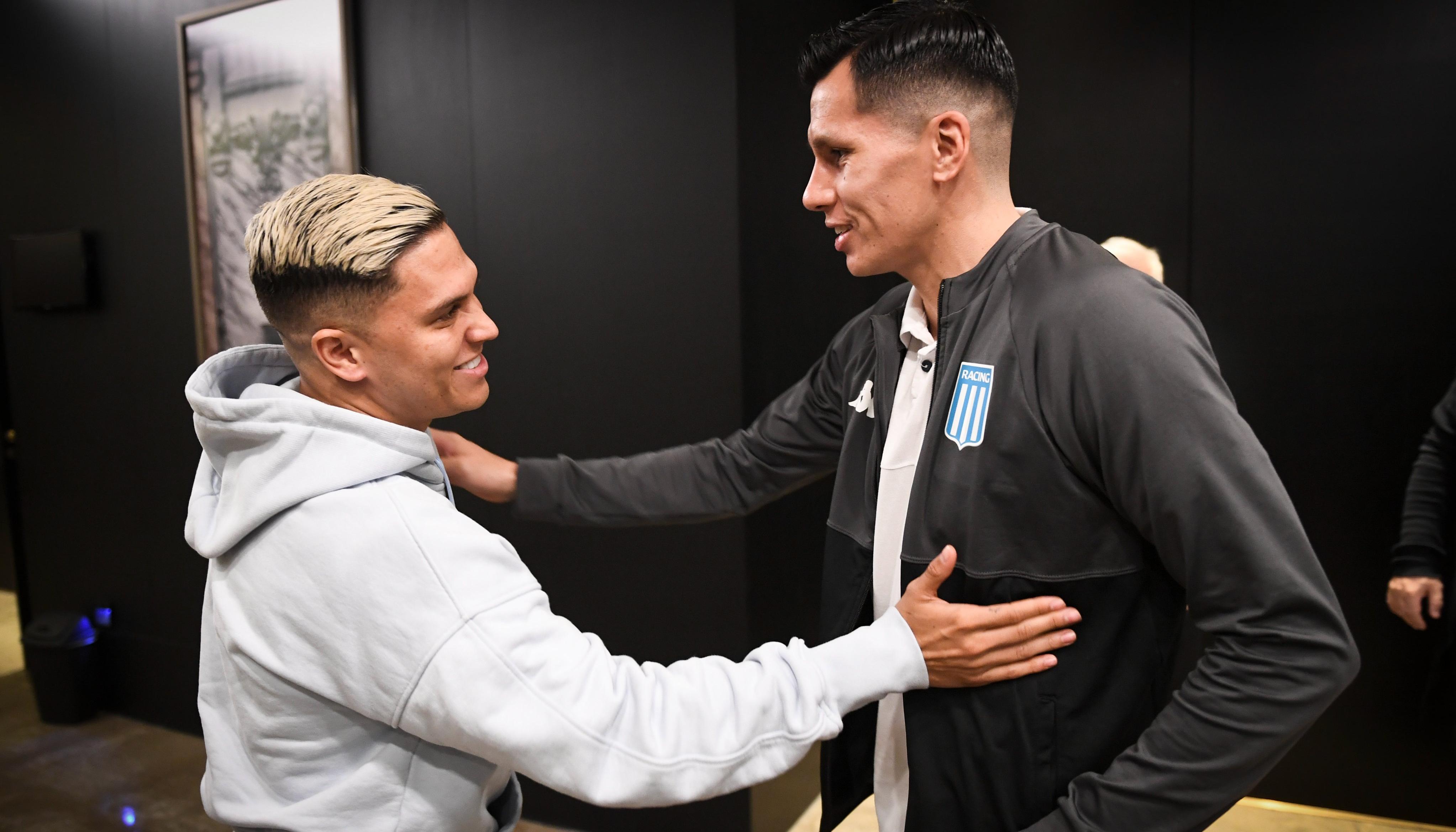 Juan Fernando Quintero se saluda con Leonardo Sigali tras su llegada a Racing.