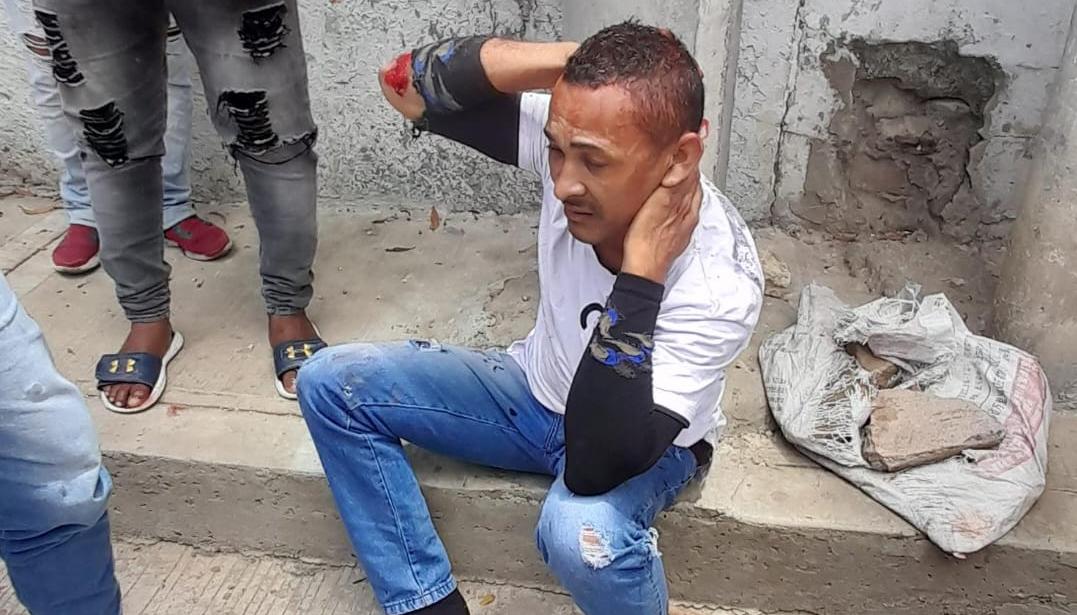 Uno de los presuntos ladrones después de ser golpeado por la comunidad.