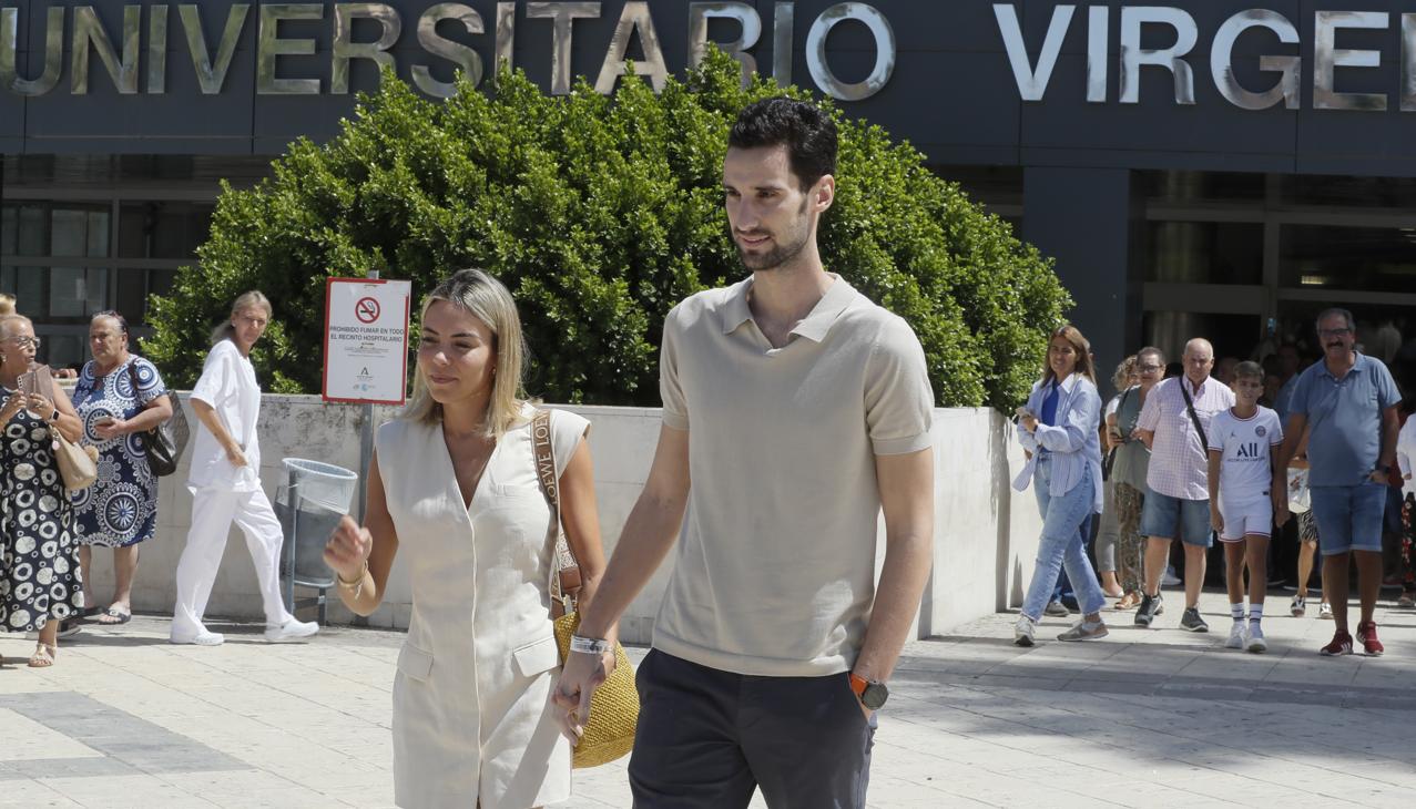 Sergio Rico a su salida del hospital en compañía de su esposa Alba Silva.