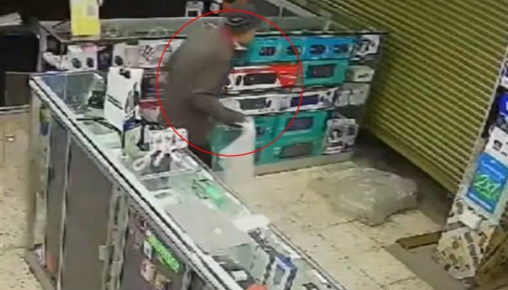 El delincuente en pleno robo a la joyería en el barrio Restrepo en Bogotá