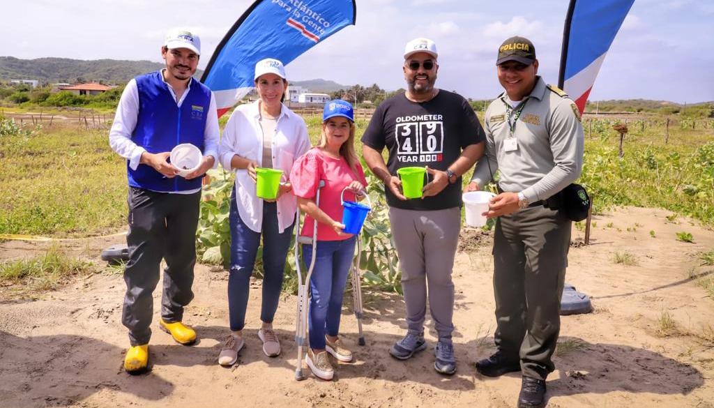 La gobernadora Elsa Noguera en el inicio de la siembra de mangles uivita de playa en Salinas de Rey.