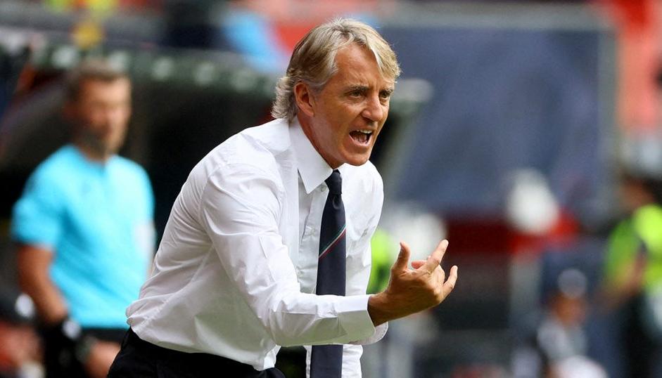 Roberto Mancini dirigiendo a la selección italiana.