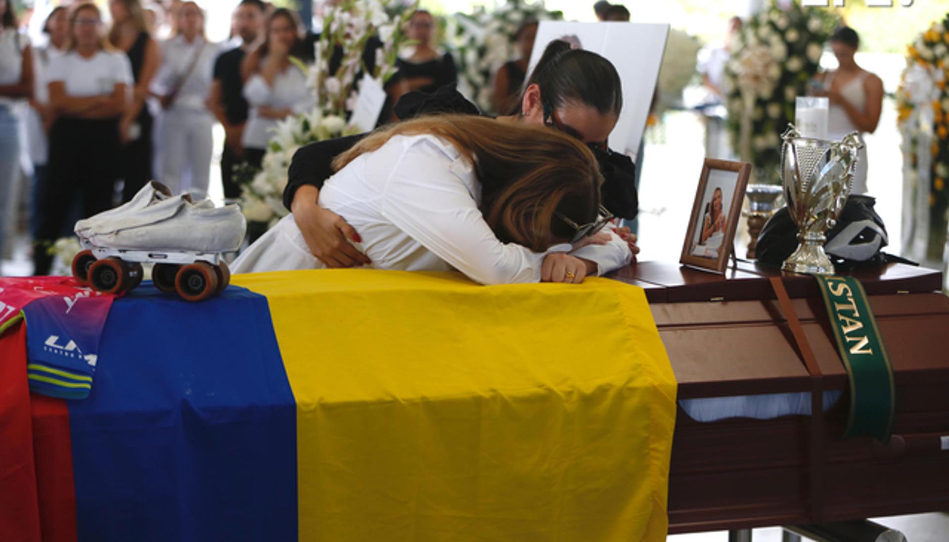 Familiares lloran sobre el féretro de Luz Mery Tristán