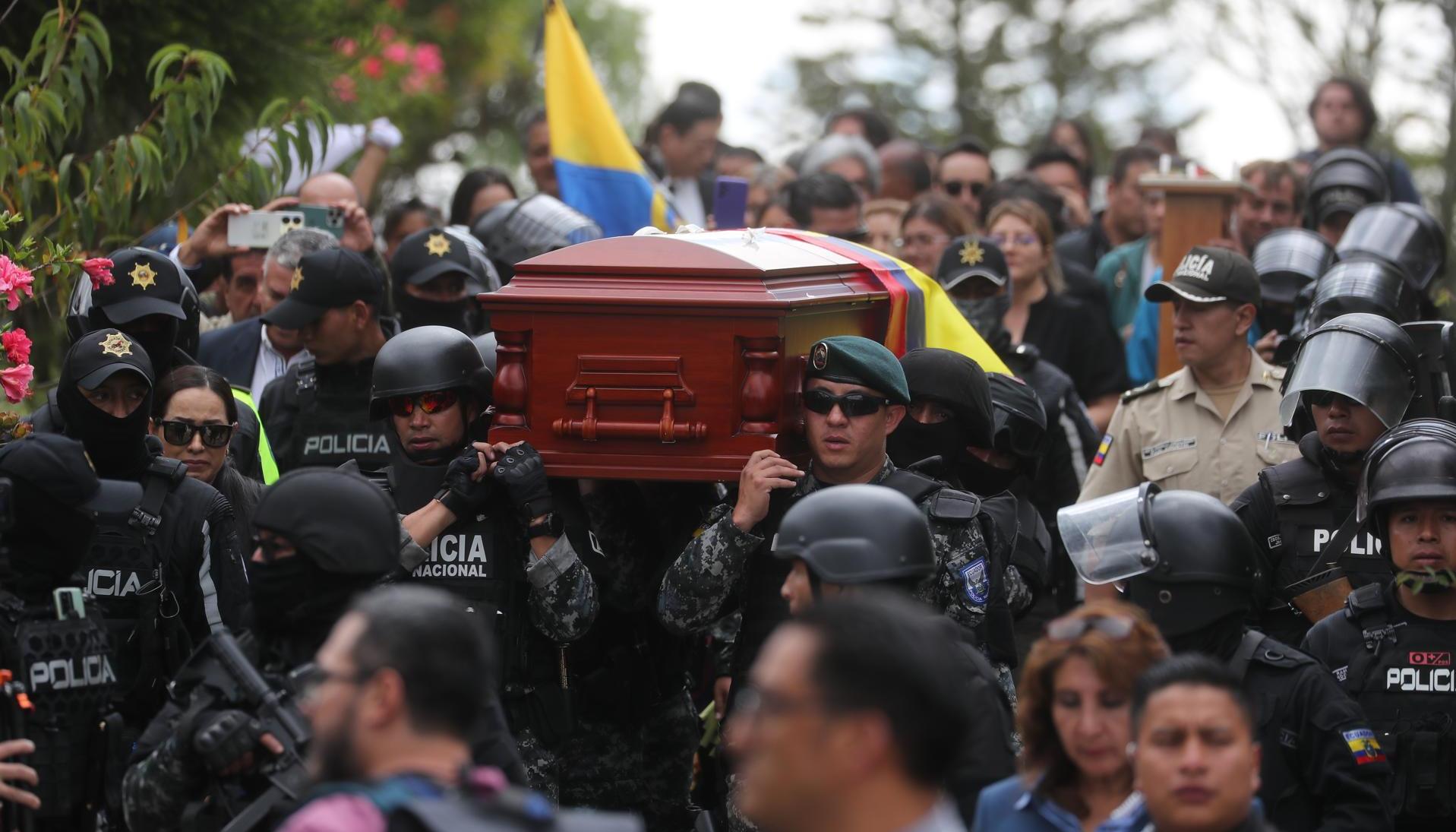 Miembros de la Policía cargan el féretro del candidato presidencial Fernando Villavicencio rumbo a su sepelio en Quito