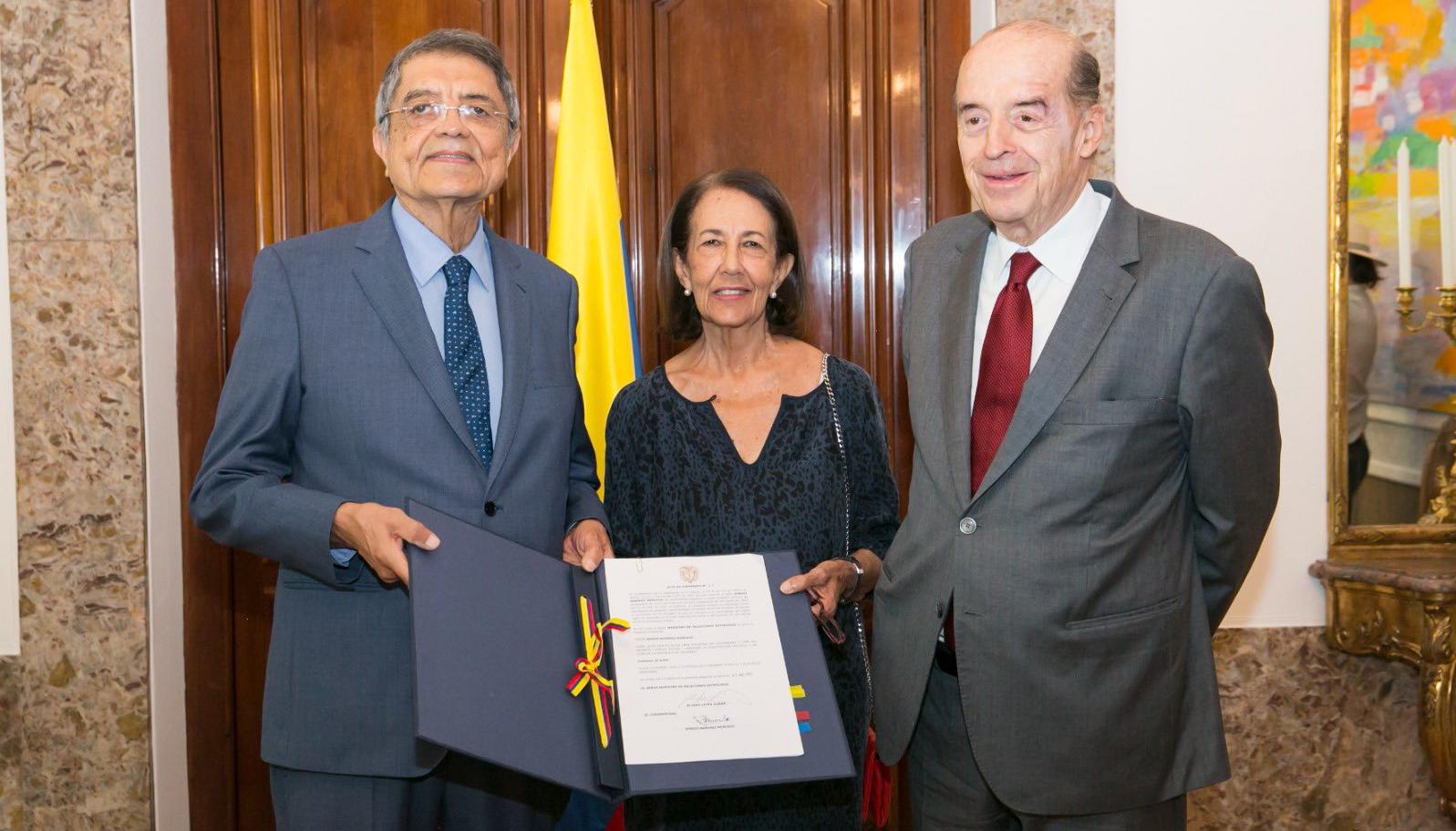 El canciller Álvaro Leyva con el escritor nicaragüense Sergio Ramírez y a su esposa Gertrudis Guerrero