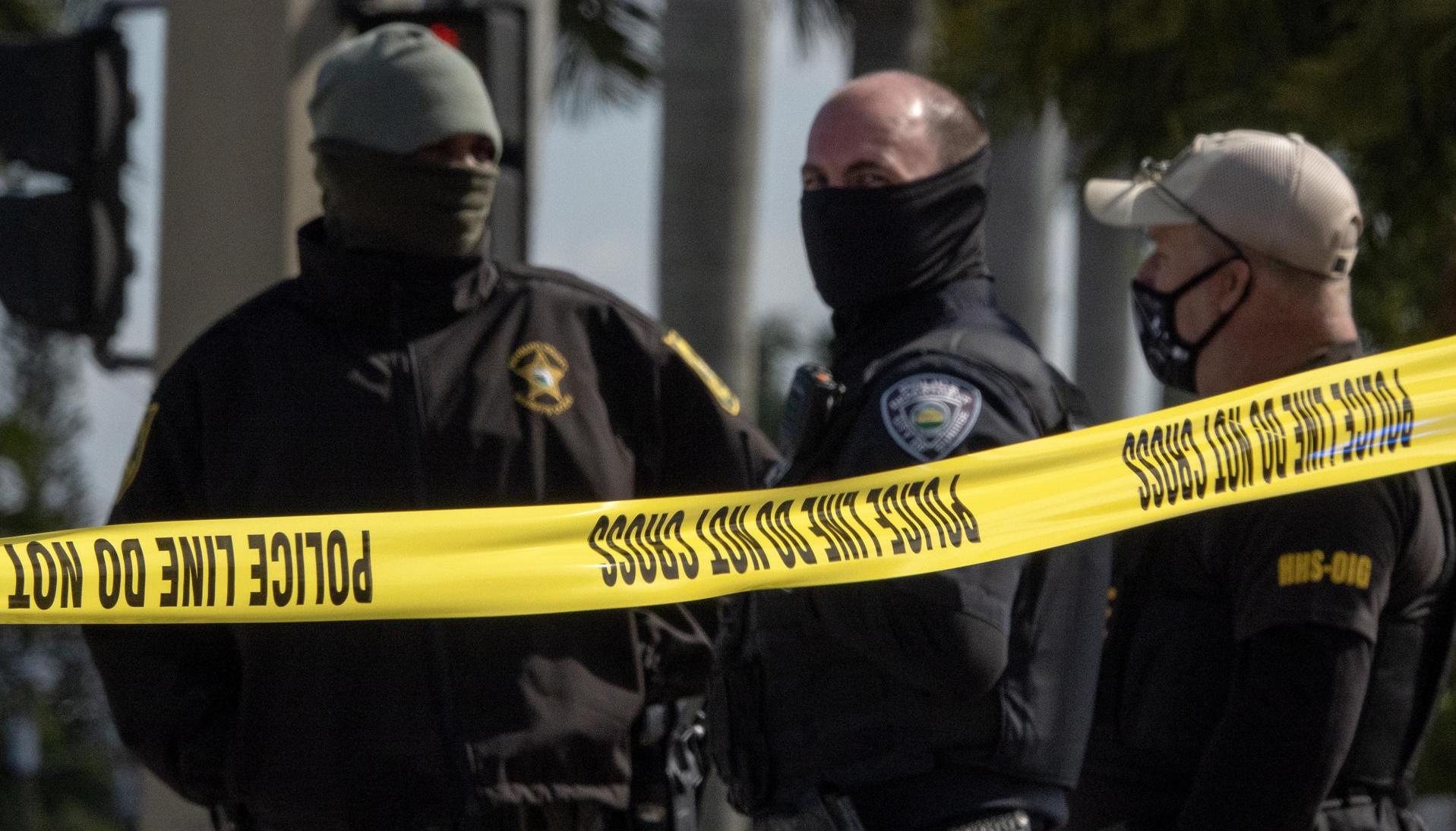 Policías en la ciudad de Jacksonville, epicentro del tiroteo