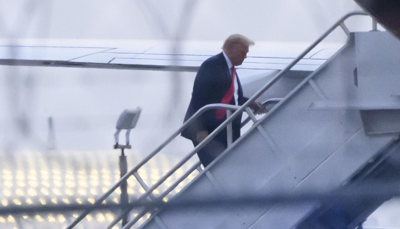 Donald Trump sube al avión que lo llevó de Atlanta a Fulton. 