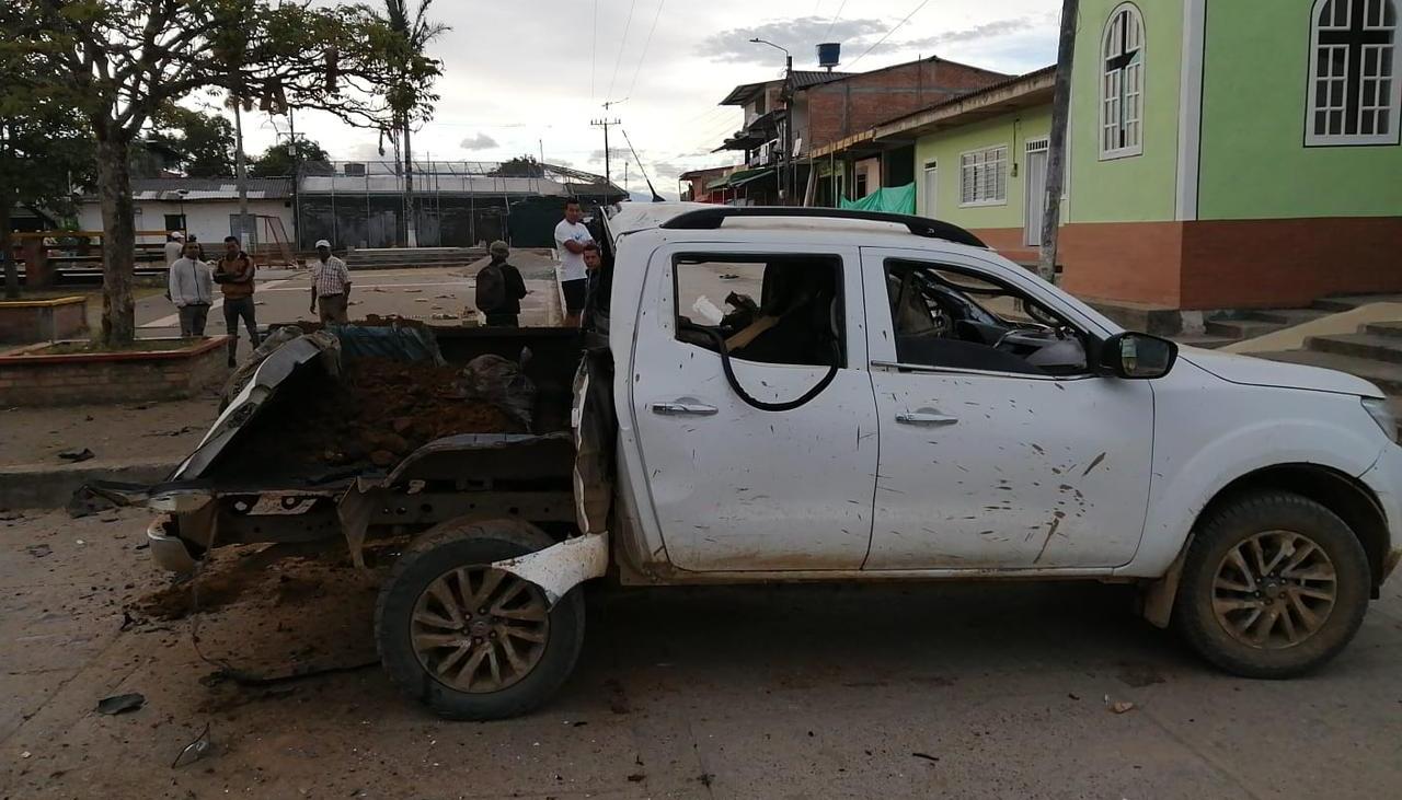 Así quedó una de las camionetas tras el fuerte ataque.