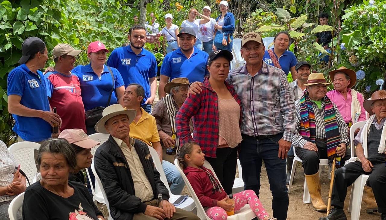 Álvaro Efraín Rojas Bermúdez, abraza a una de sus seguidoras en una concentración política en La Capilla, Boyacá.