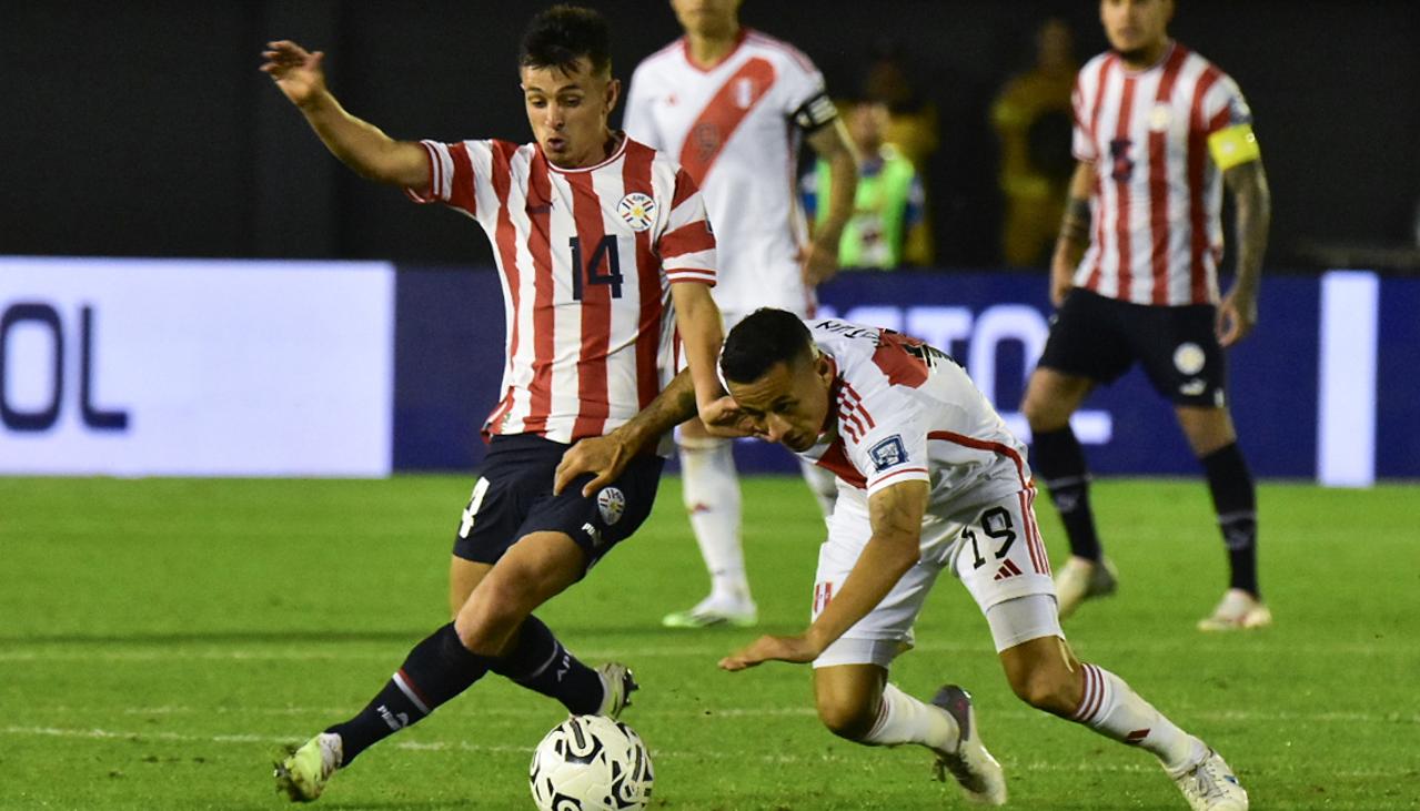 El paraguayo Andrés Cubas disputa el balón con el peruano Yoshimar Yotún.