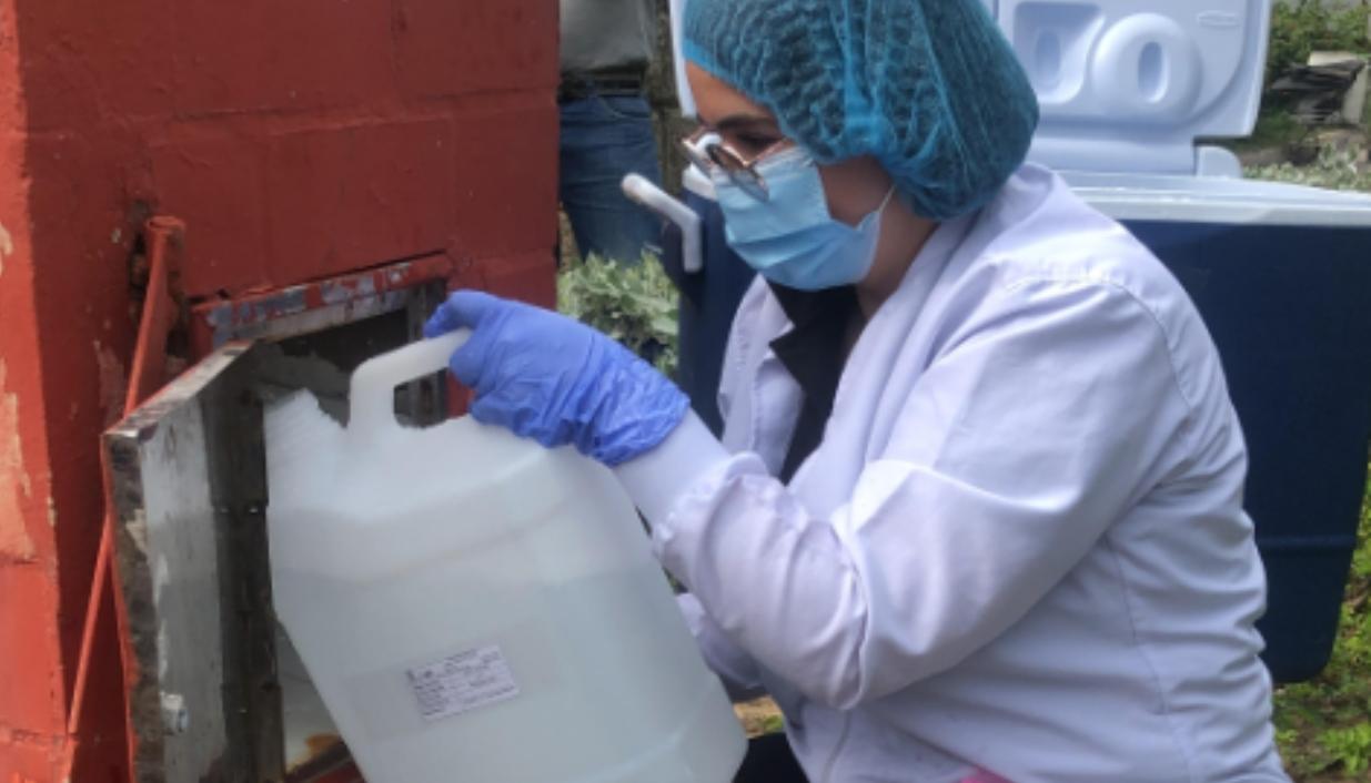 Toma de muestra al agua.