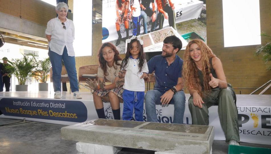 Alcalde Jaime Pumarejo y la cantante Shakira en la entrega del Colegio Nuevo Bosque.