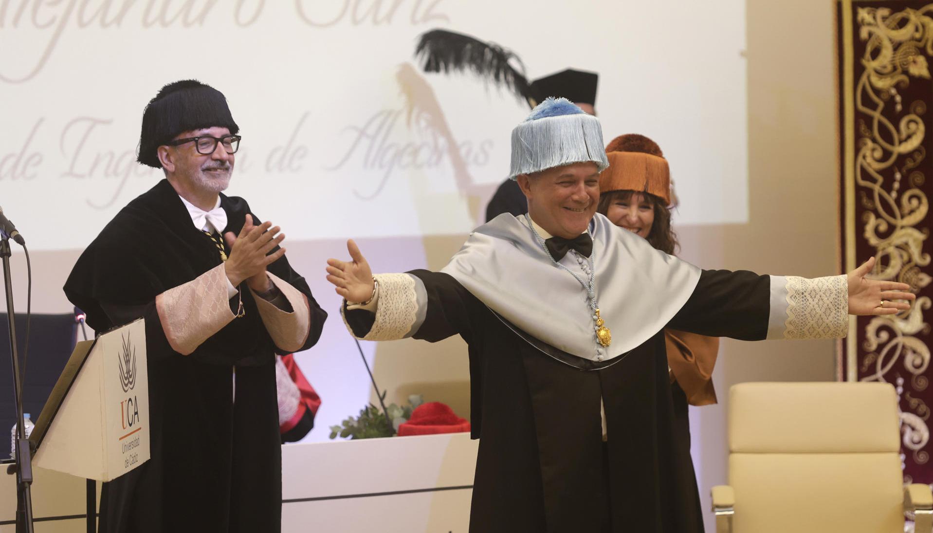Alejandro Sanz recibiendo el reconocimiento.