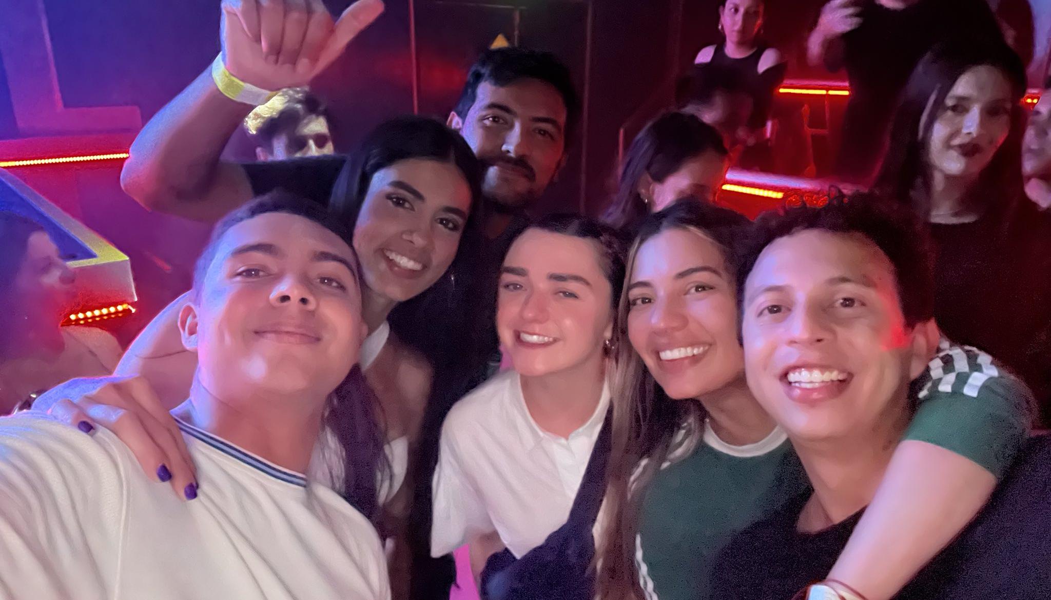 Maisie Williams en una foto con seguidores.
