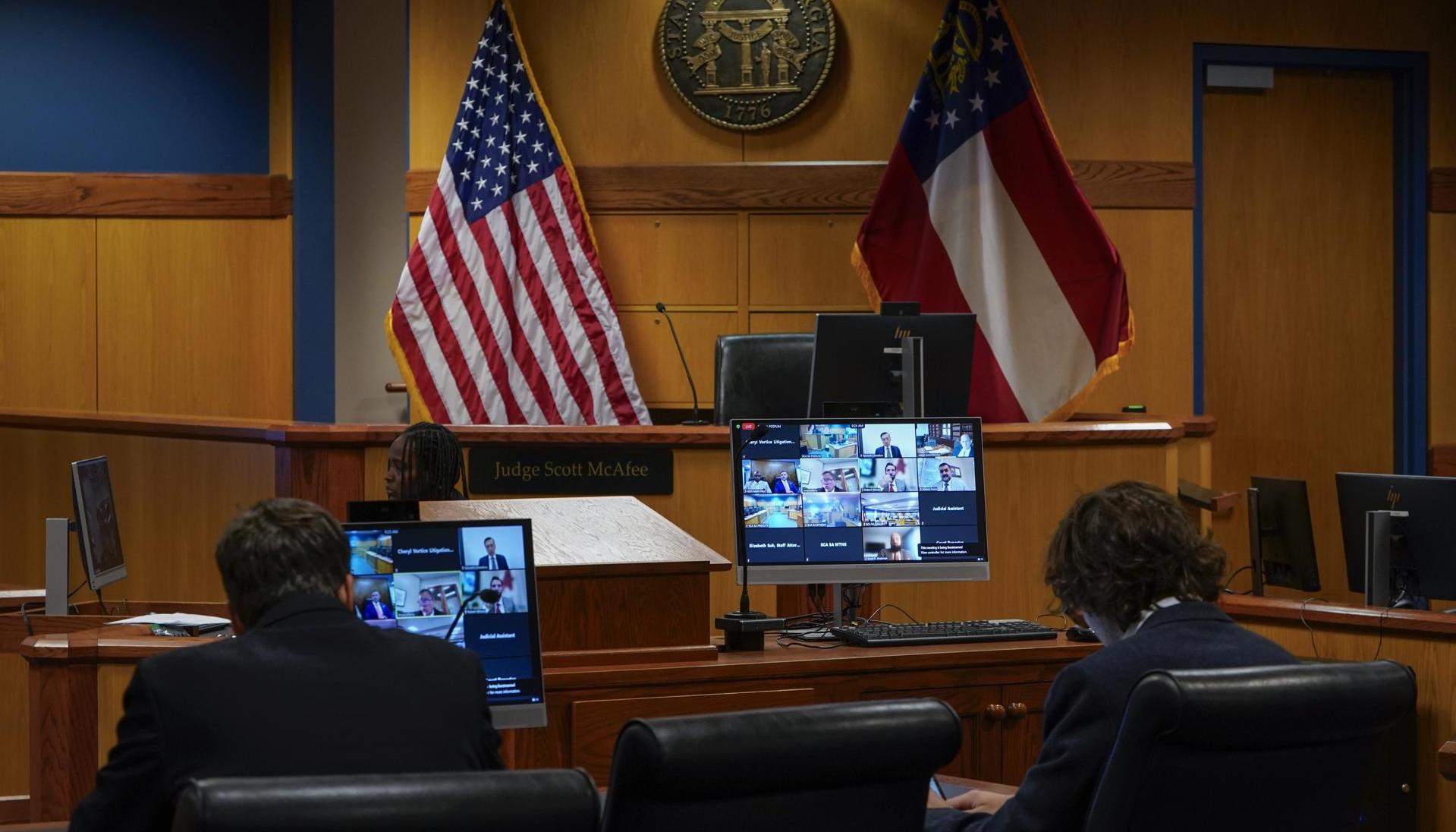 El juez Scott McAfee celebra una audiencia virtual en el Tribunal Superior del Condado de Fulton.