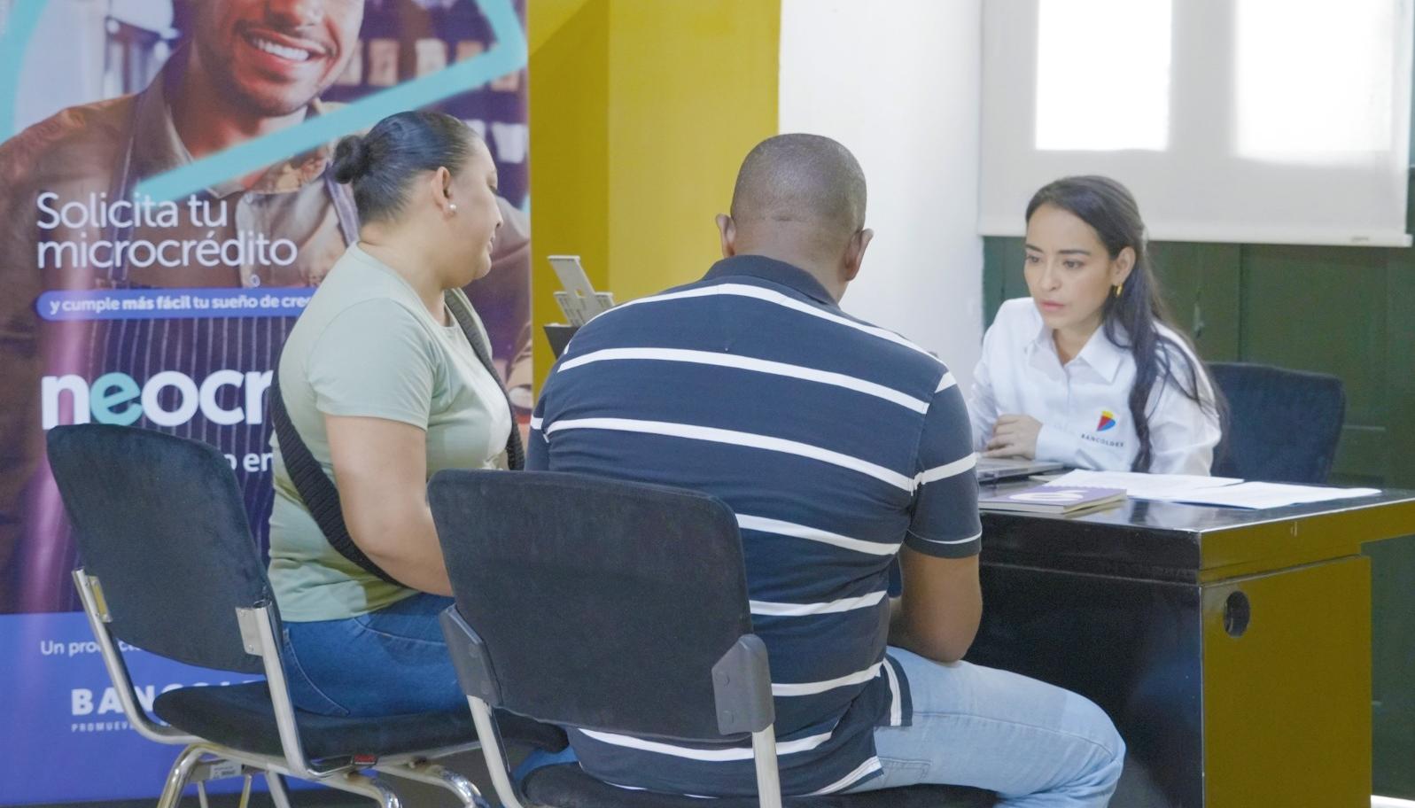 Trabajadores de Bancóldex brindando asesorías a nuevos empresarios.