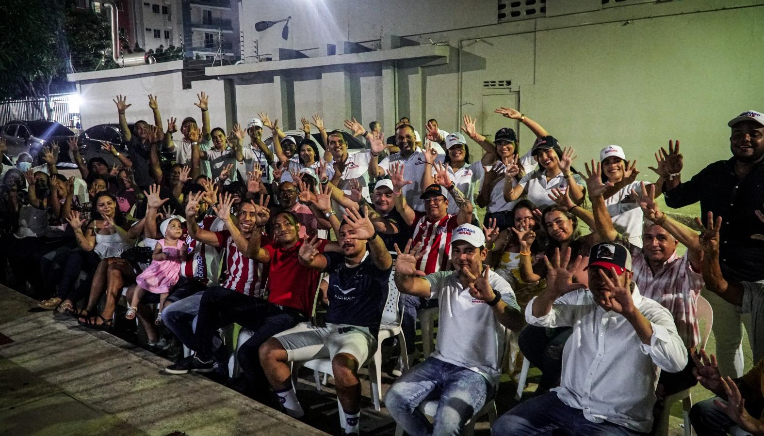 Comunidad del barrio Betania en la reunión con el candidato Santiago Arias