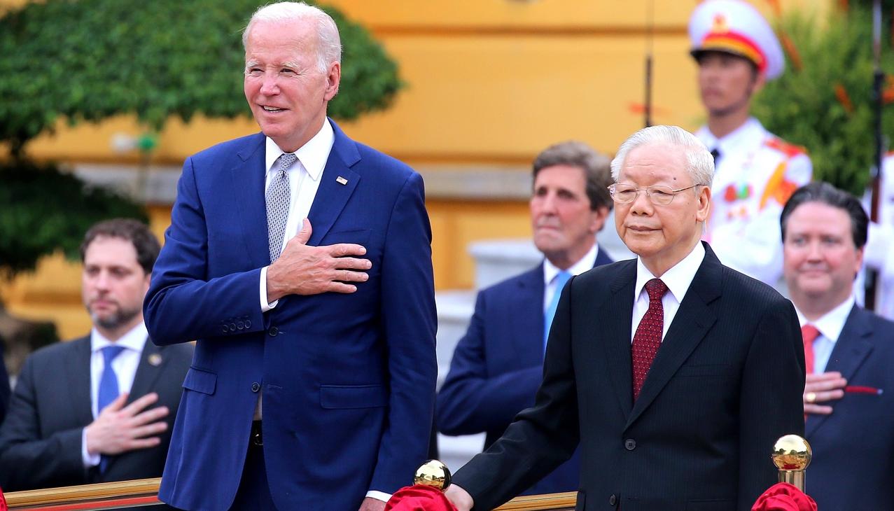 El presidente de Estados Unidos, Joe Biden, y el secretario general del Partido Comunista de Vietnam, Nguyen Phu Tron.