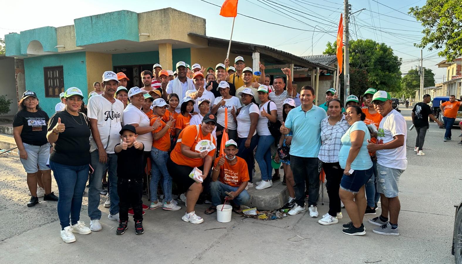 Harrry Canedo, candidato a la Asamblea, en el barrio 2 de Marzo de Sabanagrande