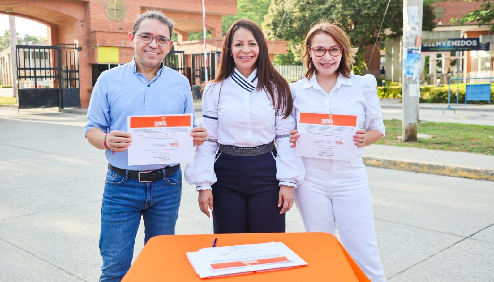 Patricia Caicedo recibiendo el aval del partido Fuerza Ciudadana.