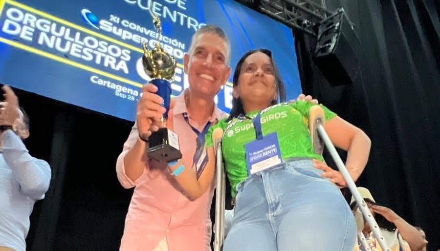 La mujer hace parte de los SUPERHÉROES de SuperGIROS. Una ganadora.