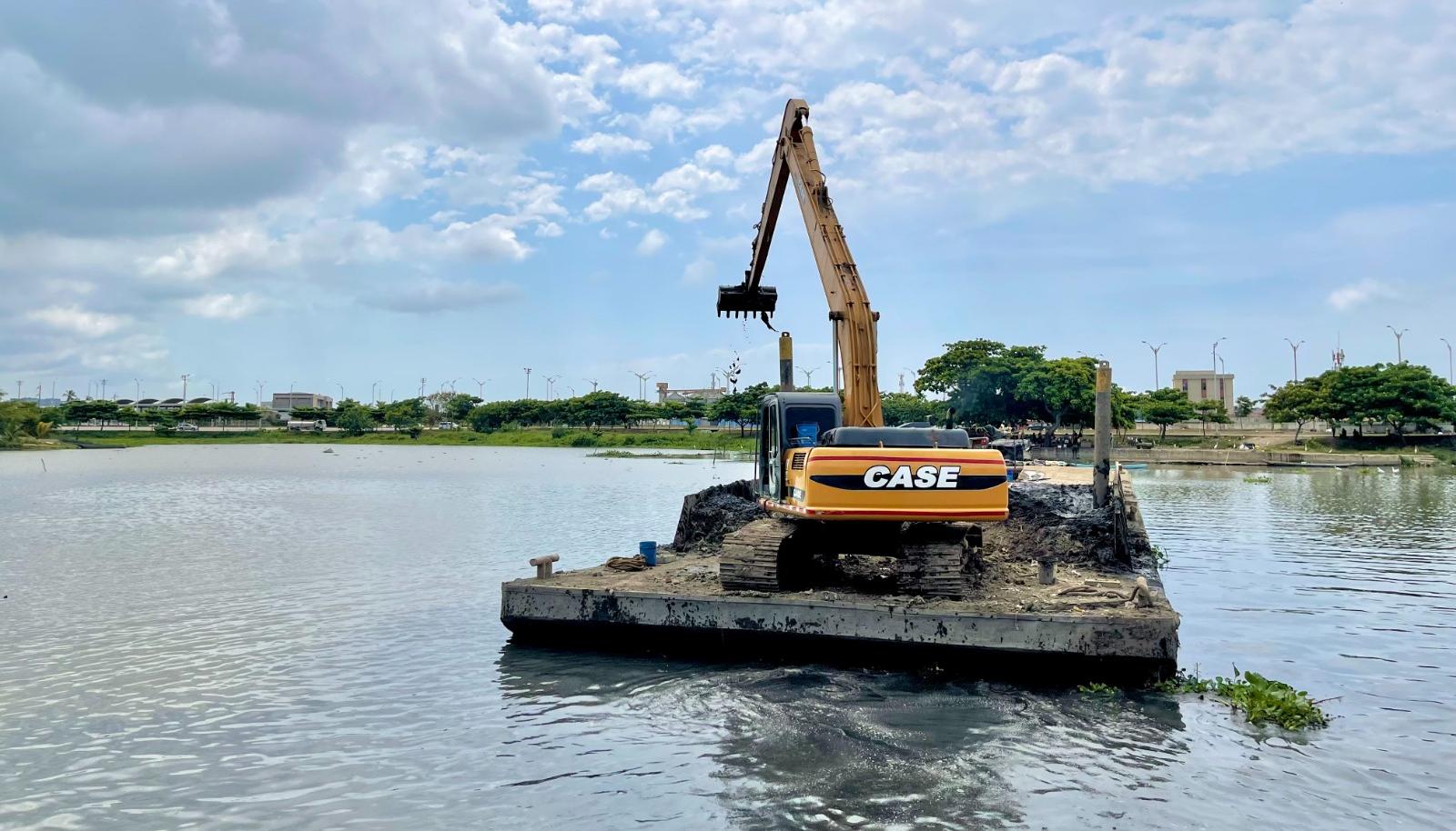 Dragado en el caño Los Tramposos.