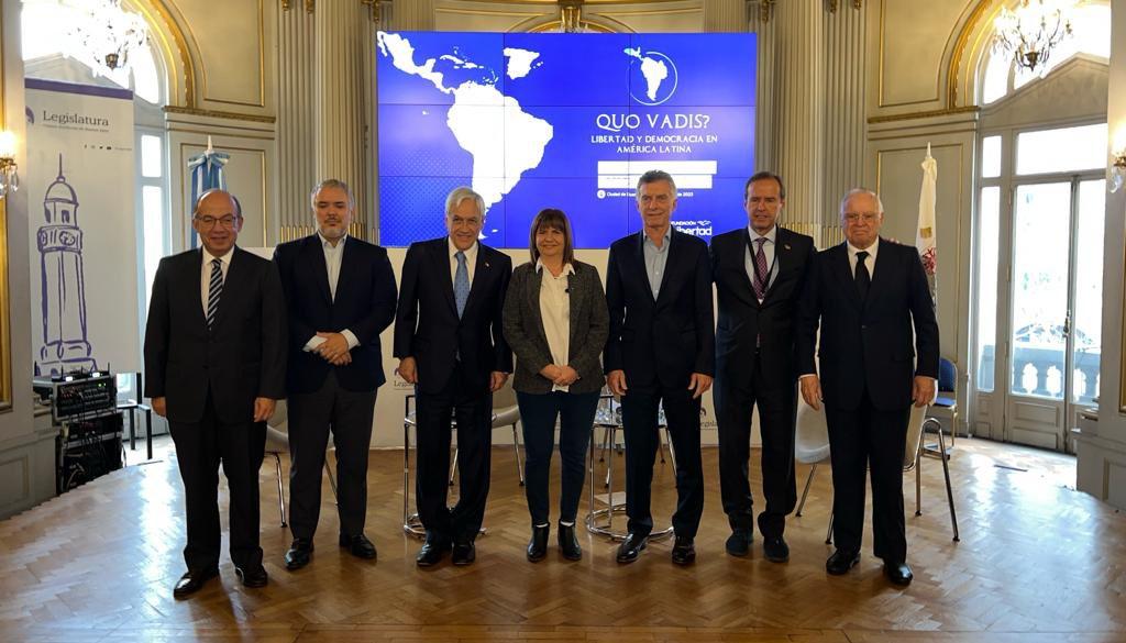 Iván Duque junto a varios integrantes del grupo Libertad y Democracia.