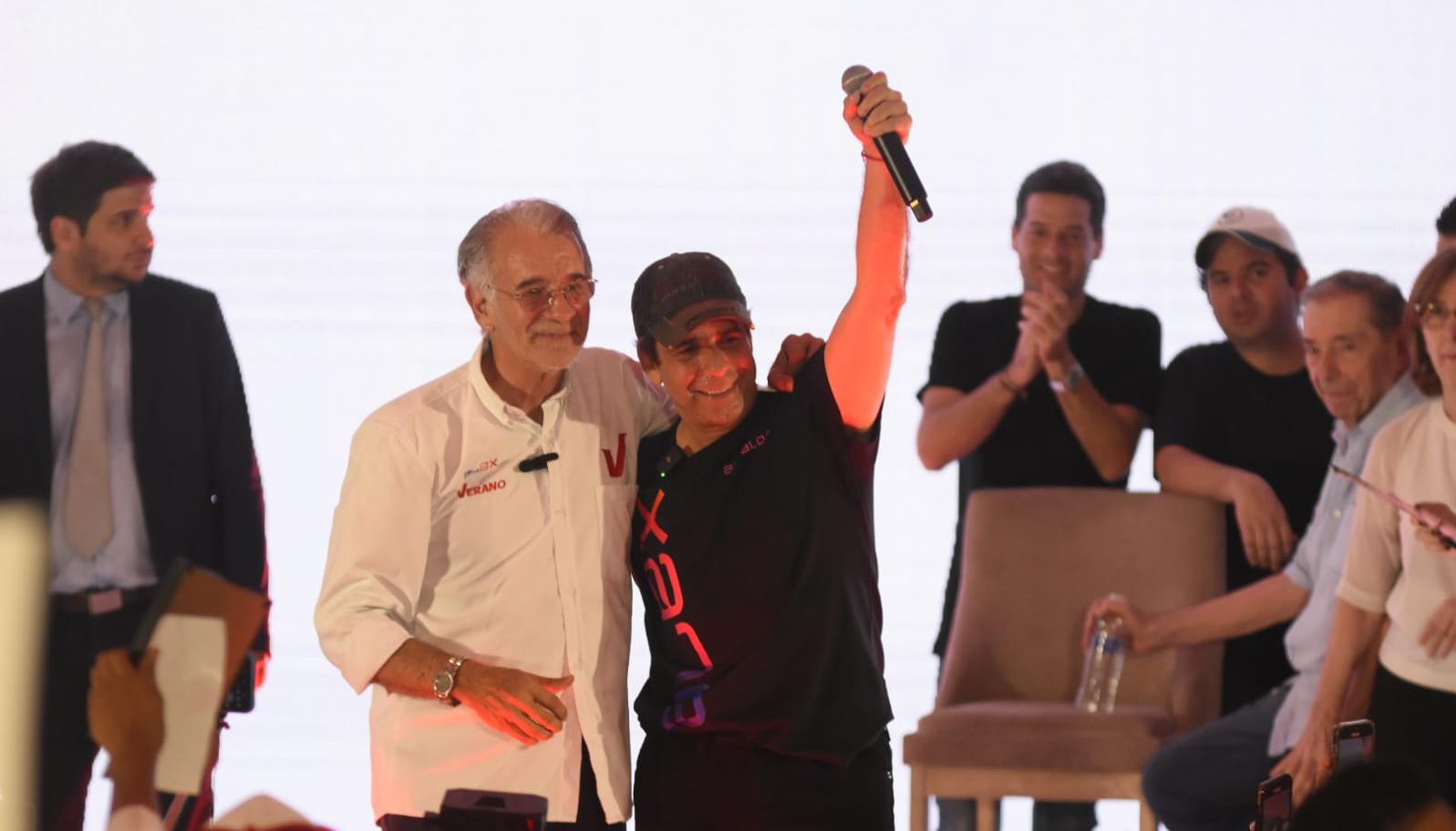 Eduardo Verano y Alex Char, durante el acto de apoyo al candidato a la Gobernación del Atlántico..