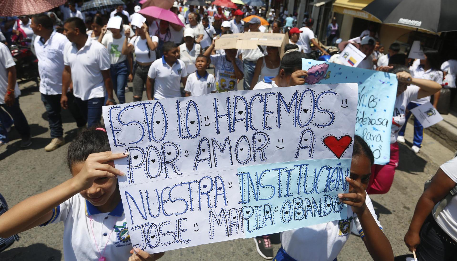 Estudiantes del colegio José María Obando con pancartas.
