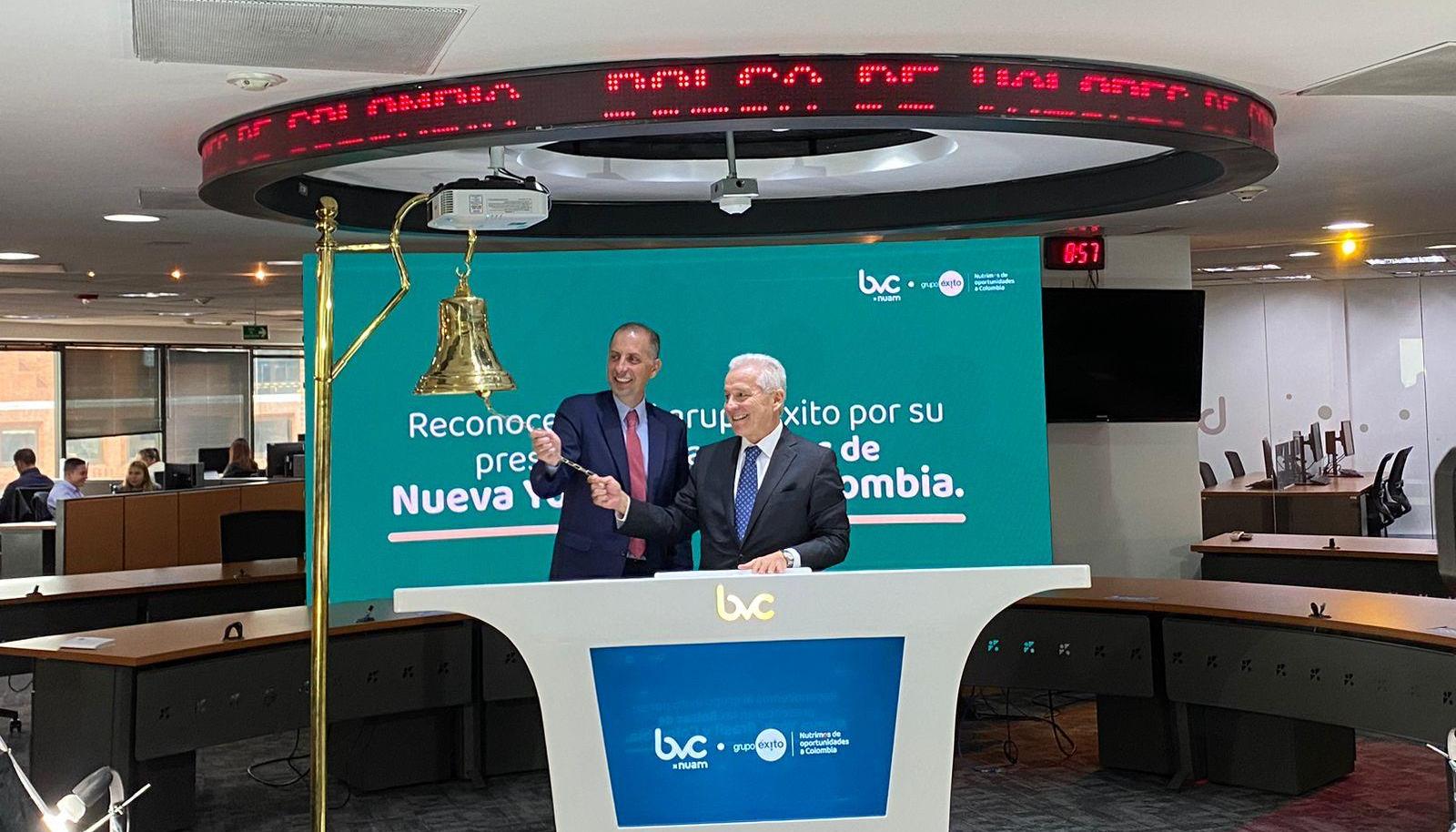 Dos de los directivos del Grupo Éxito, en el toque de campana en la Bolsa de Valores de Colombia