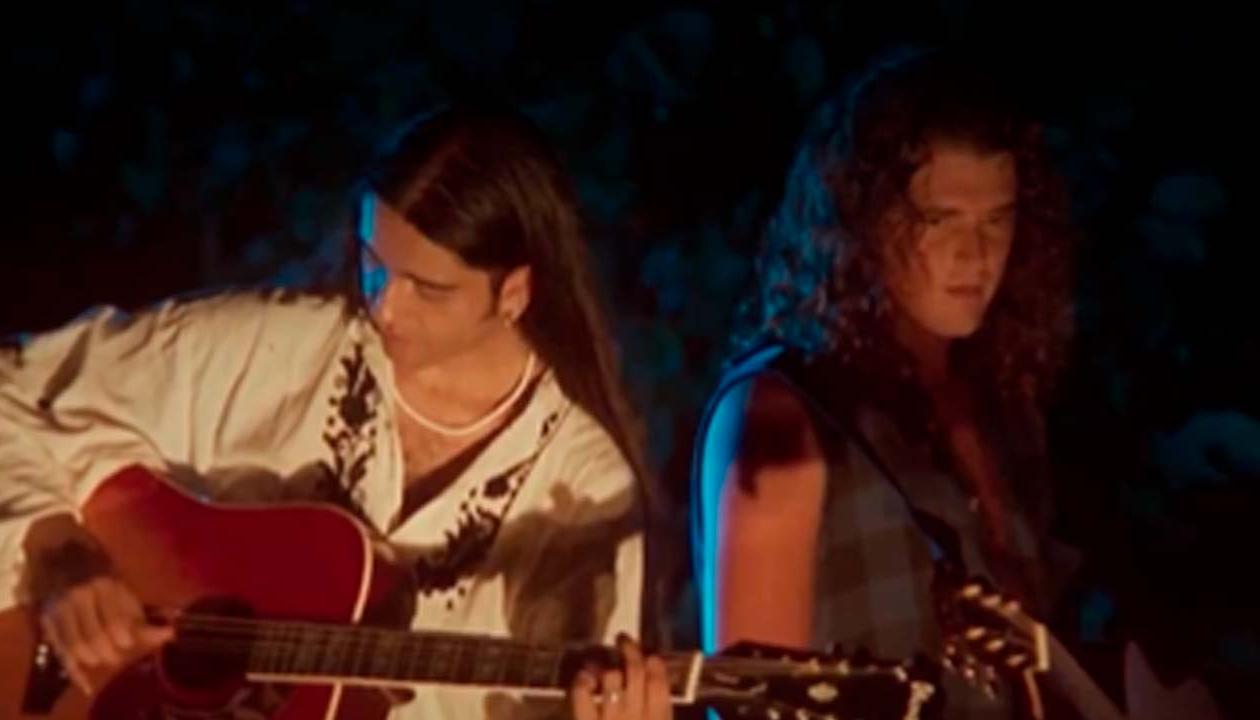 Carlos Vives cantando al lado de Ernesto “Teto” Ocampo.